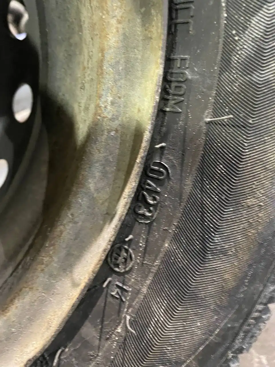 Продам комплект колес R13 с шипами 2023 года - Шины и диски (Авто) в Иркутск