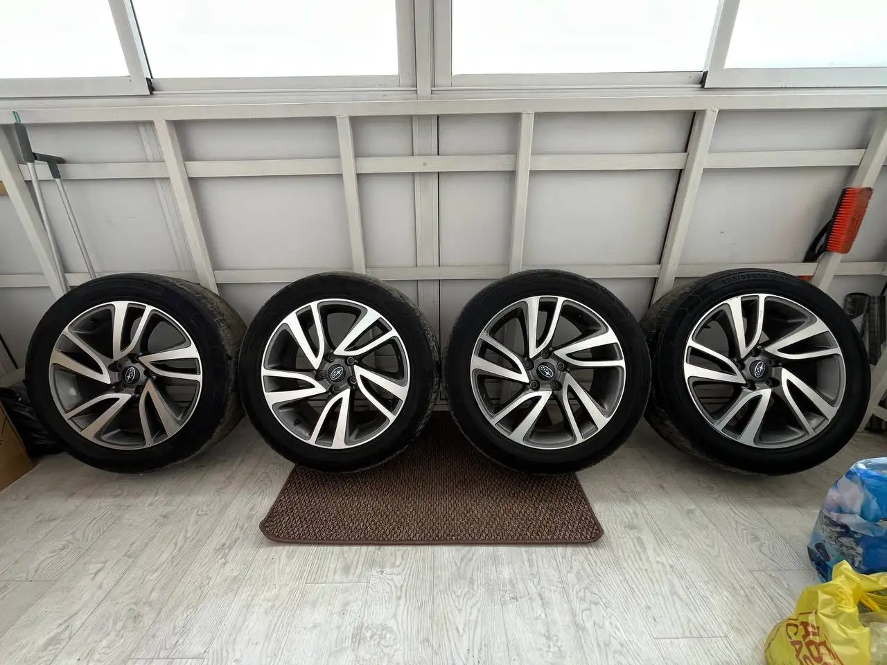 Продажа 2 комплектов зимних колес R18 - Шины и диски (Авто) в Иркутск