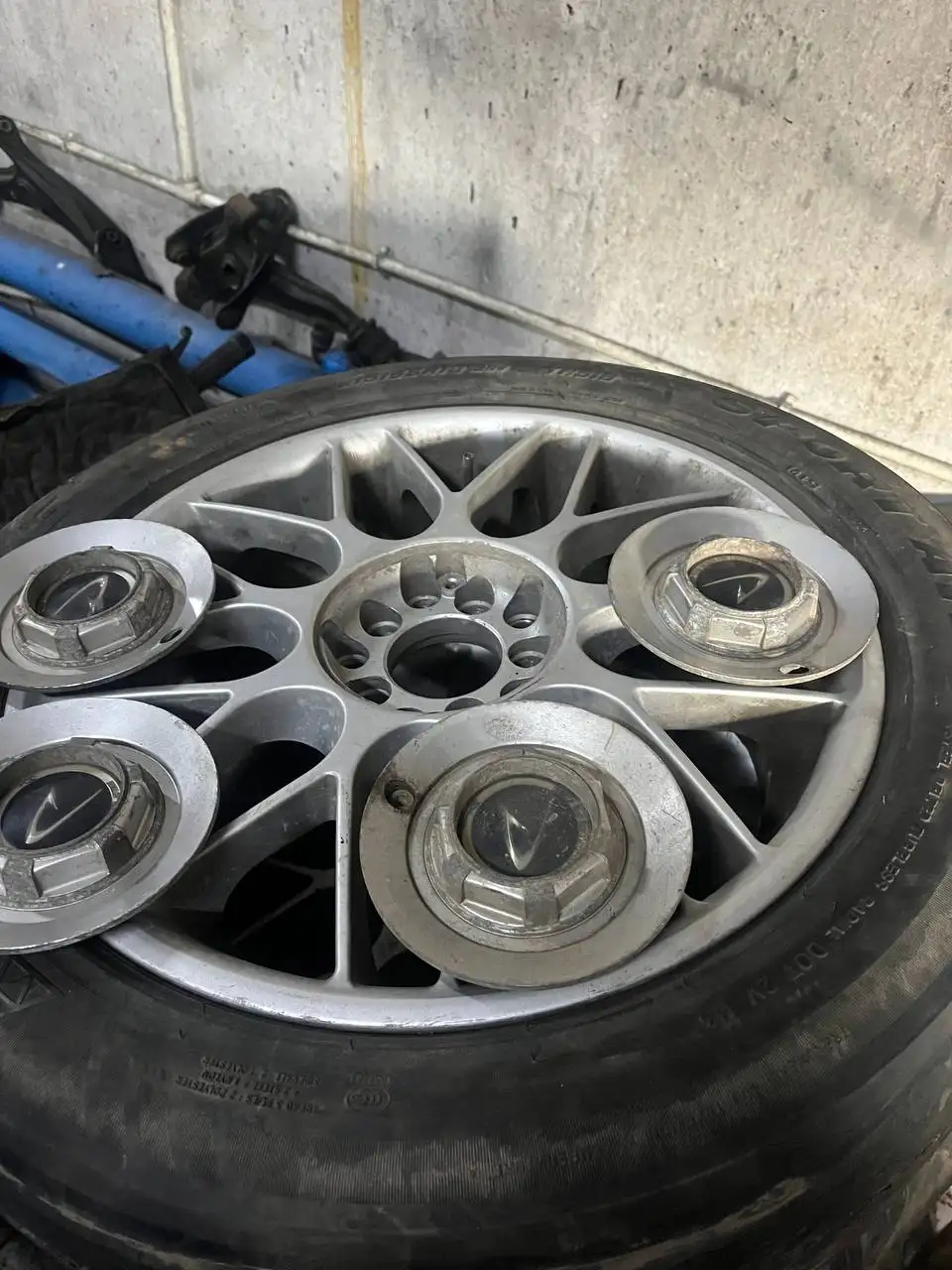 Обмен двух комплектов литья R17 с резиной на одно красивое - Запчасти (Авто) в Иркутск