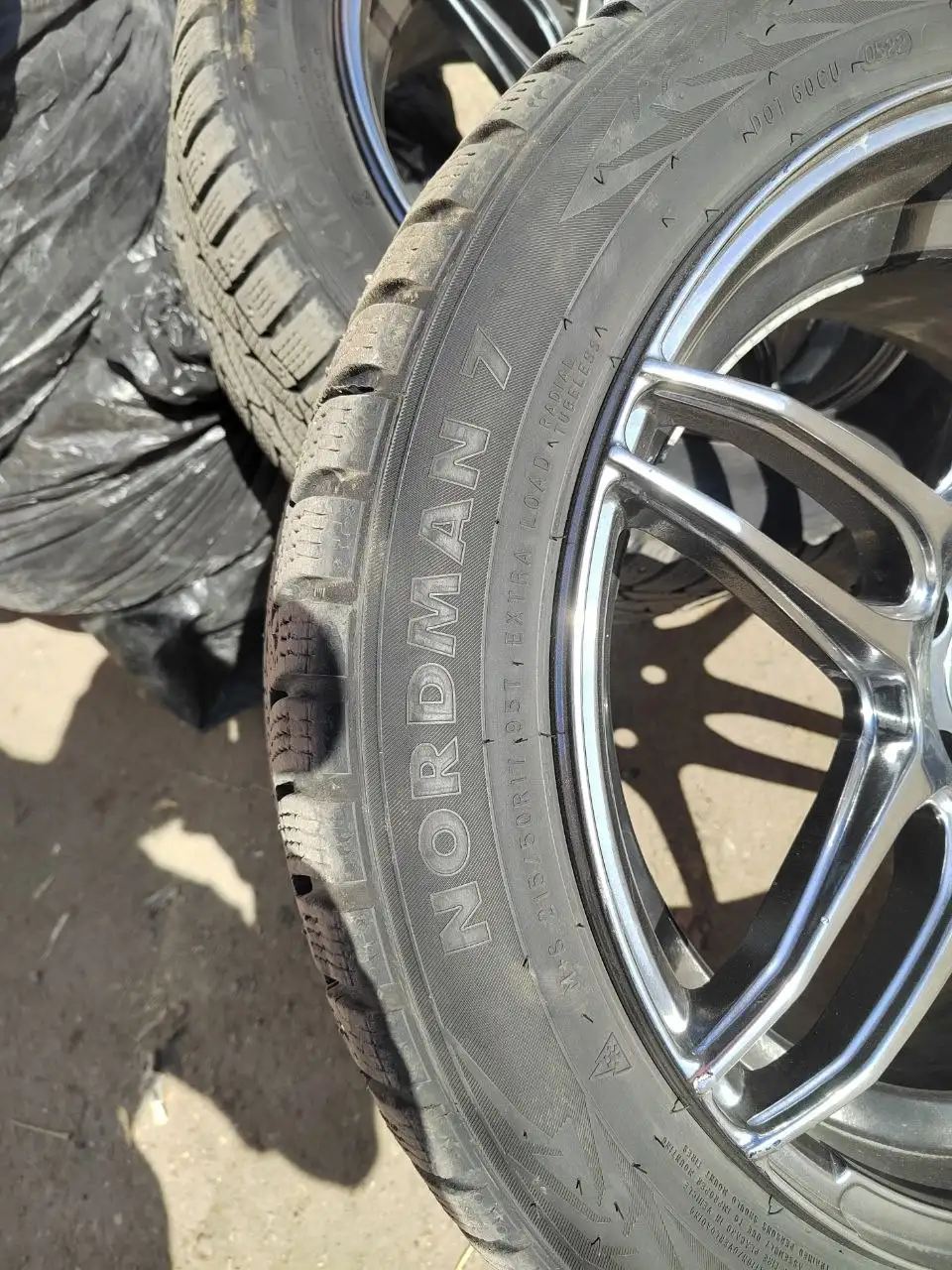 Продам зимнюю резину - Шины и диски (Авто) в Иркутск