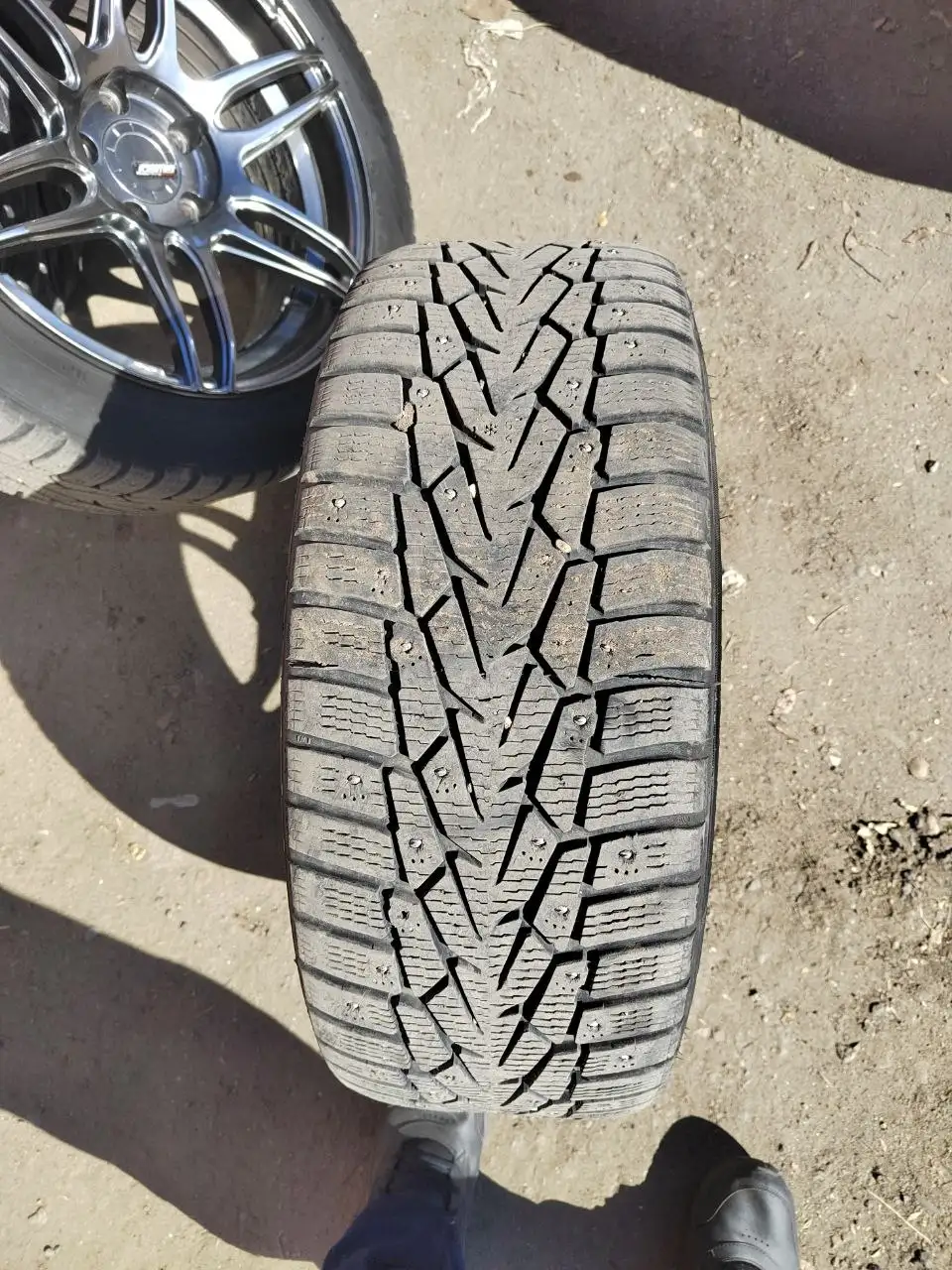 Продам зимнюю резину - Шины и диски (Авто) в Иркутск