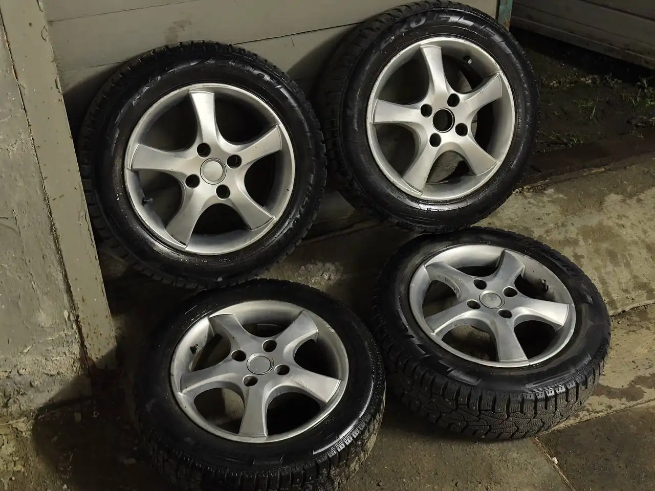 Литые диски с зимней резиной Pirelli на Mitsubishi Lancer 9 - Диски и шины (Авто) в Иркутск