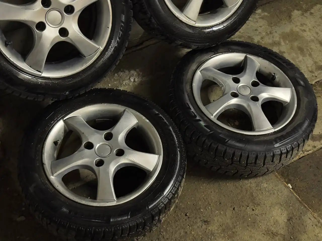 Литые диски с зимней резиной Pirelli на Mitsubishi Lancer 9 - Диски и шины (Авто) в Иркутск
