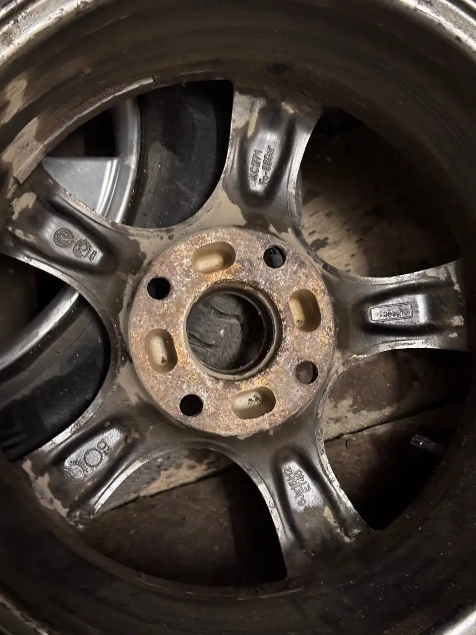 Литые диски с зимней резиной Pirelli на Mitsubishi Lancer 9 - Диски и шины (Авто) в Иркутск