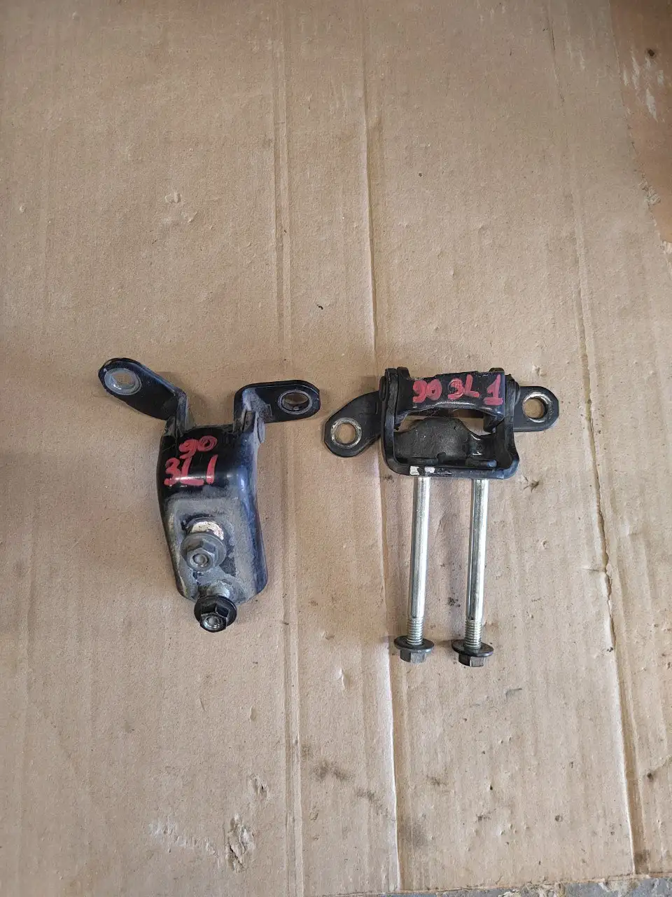 Продам петли задней левой двери Mark/Chiser/Cresta 90 - Кузовные запчасти (Запчасти) в Иркутск
