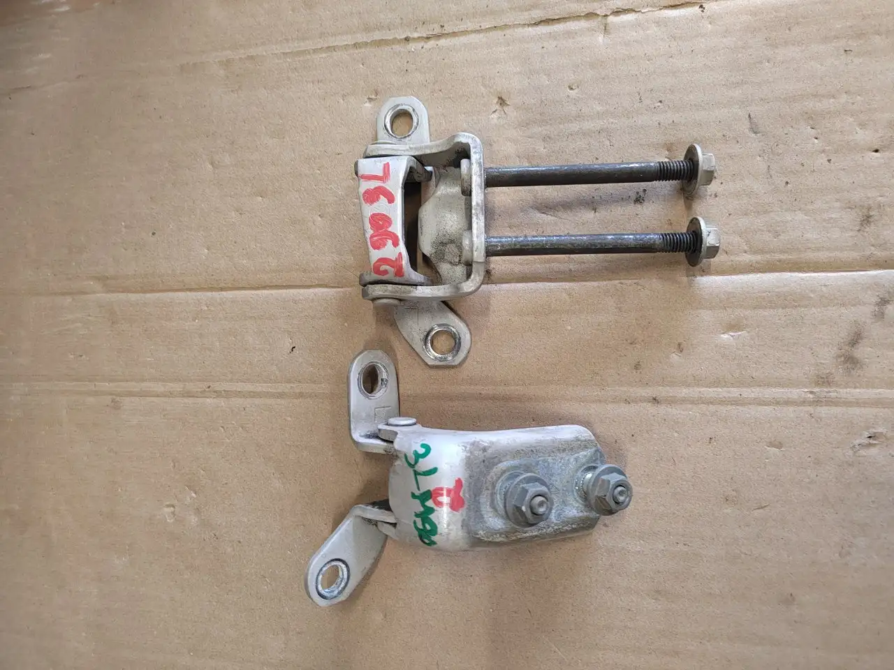 Продам петли задней левой двери Mark/Chiser/Cresta 90 - Кузовные запчасти (Запчасти) в Иркутск
