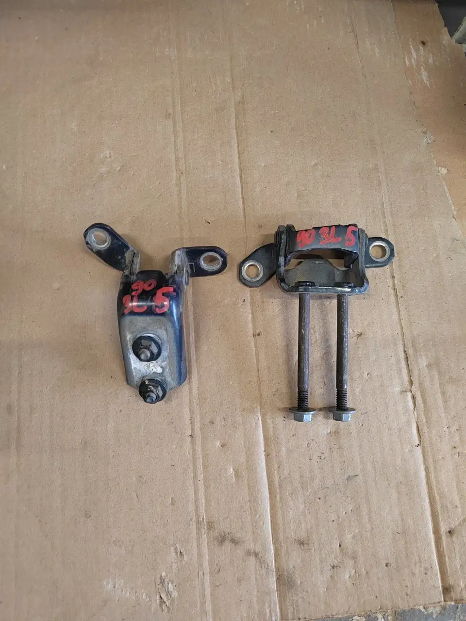 Продам петли задней левой двери Mark/Chiser/Cresta 90 - Кузовные запчасти (Запчасти) в Иркутск