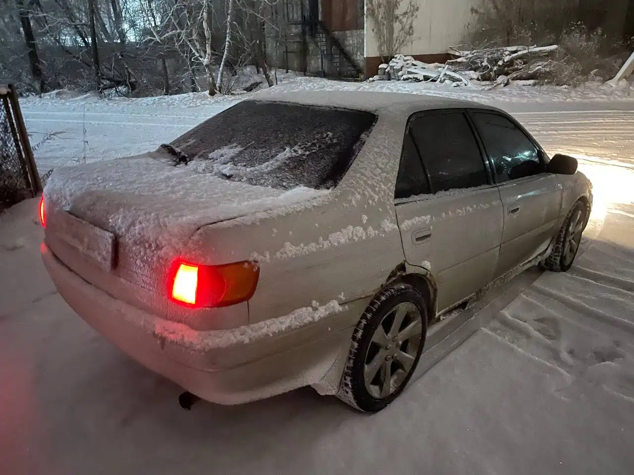 Автомобиль 2.0 1997 года на уверенном ходу