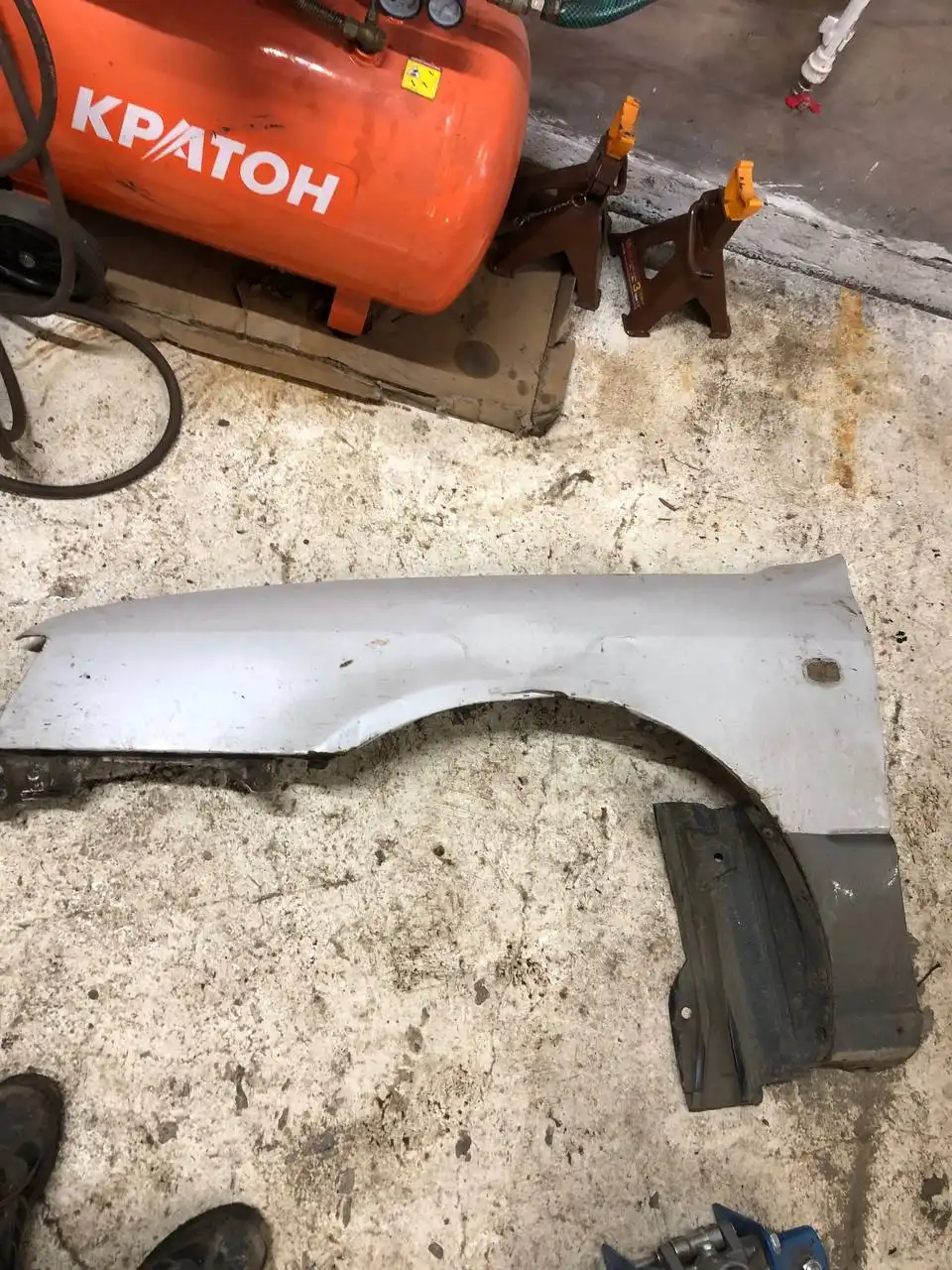 Крыло и капот Volvo S40 под ремонт - Кузовные запчасти (Запчасти) в Иркутск