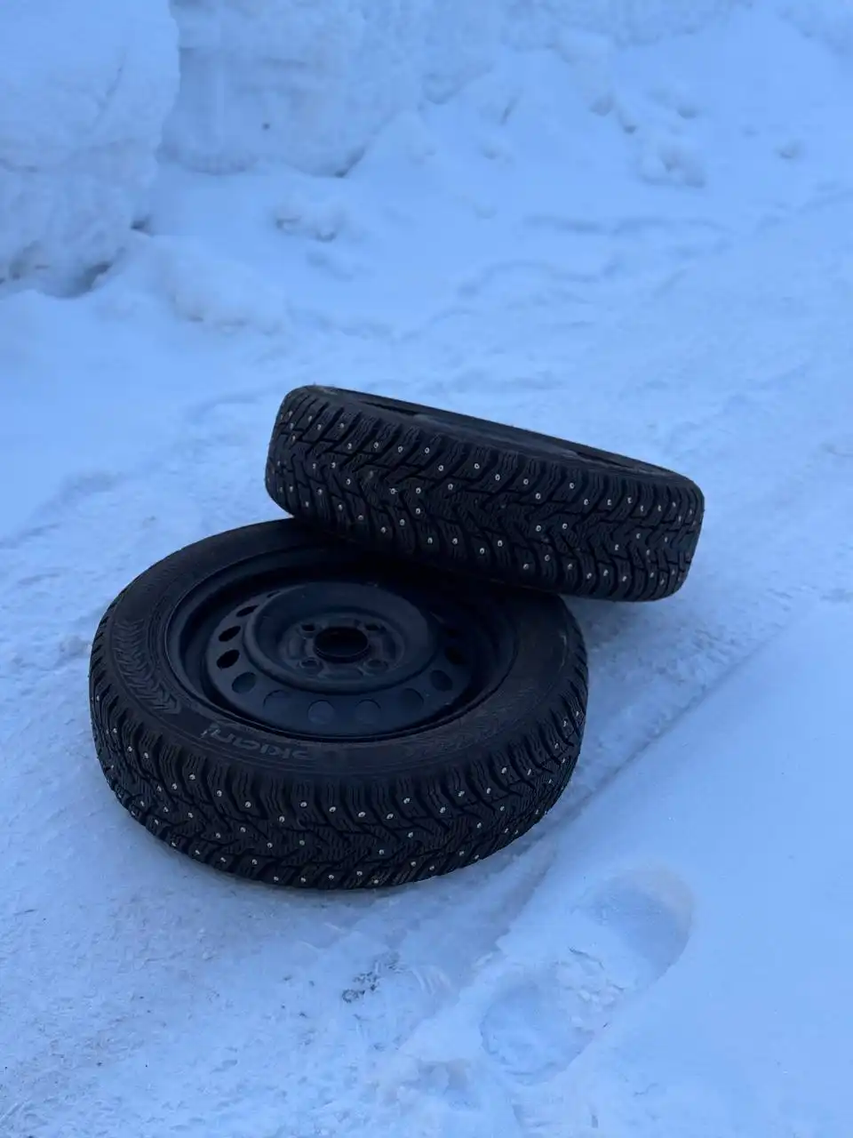 Продажа шипованных шин 155/65/14 на штампованных дисках - Шины и диски (Авто) в Иркутск