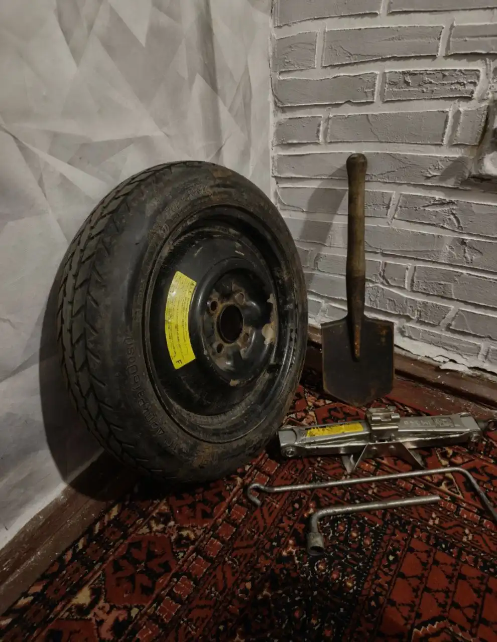 Продажа запаски Банан R14/125/70 с домкратом и лопаткой