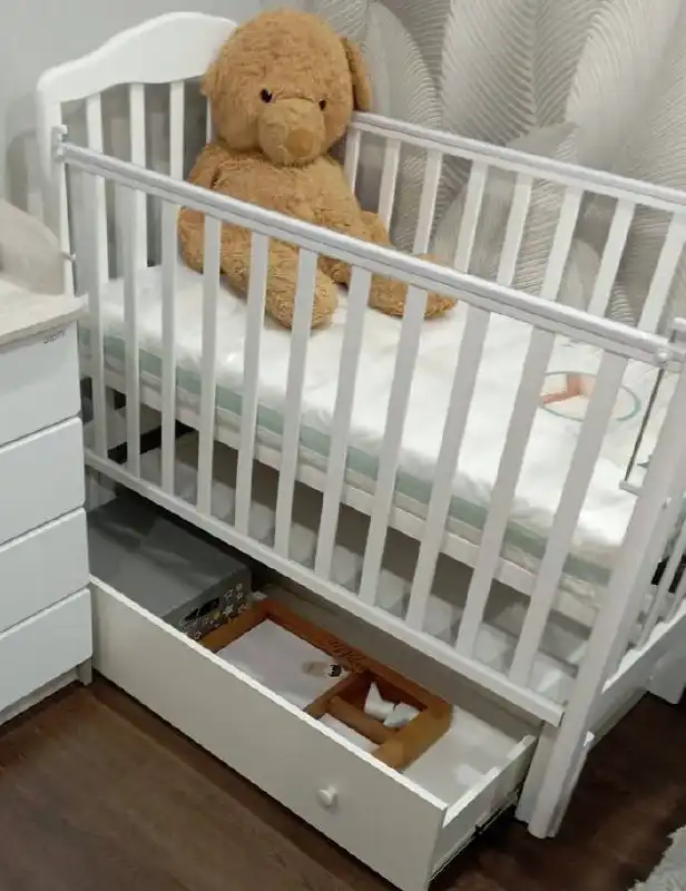 Продам детскую кроватку с маятником