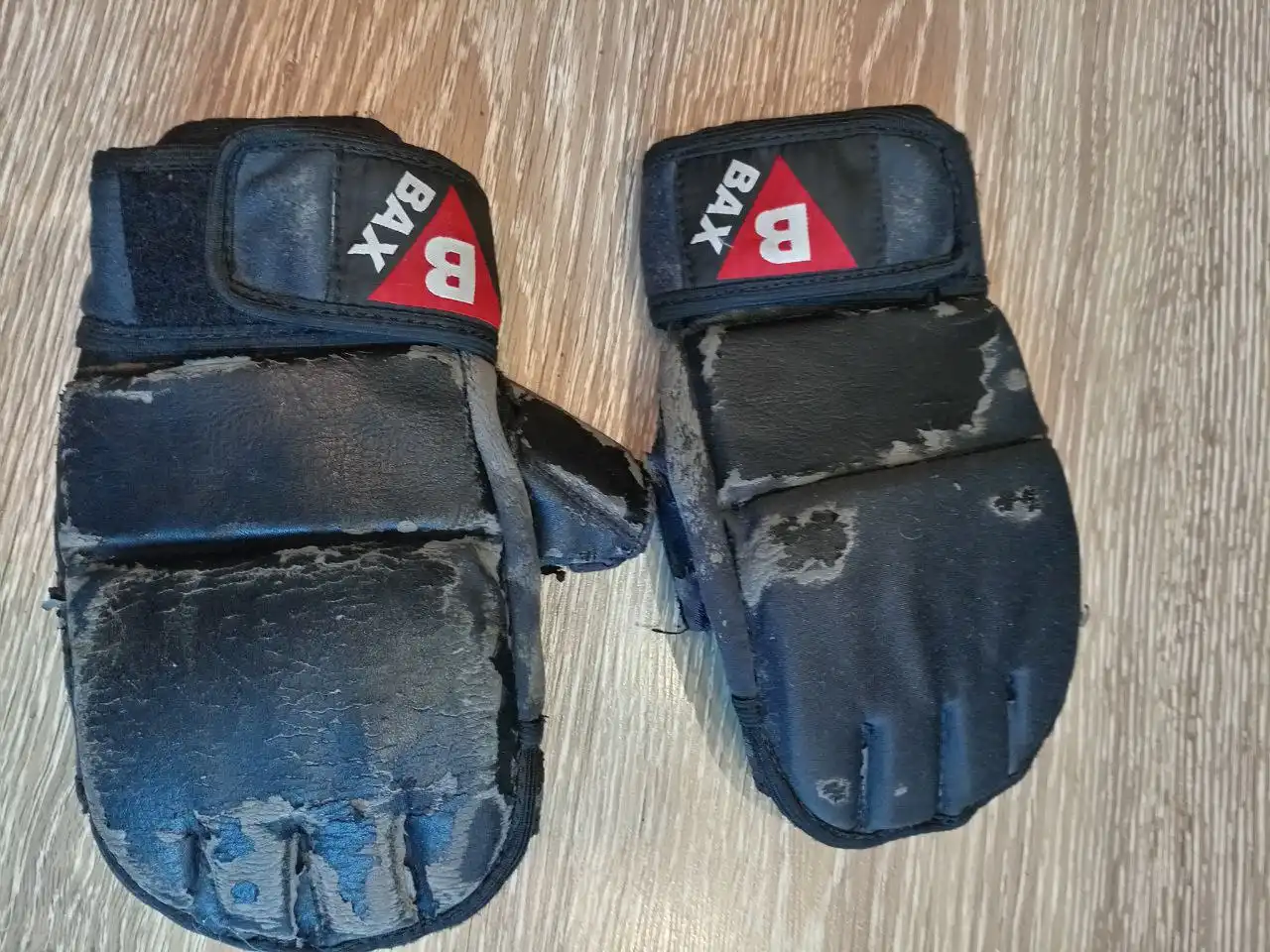 Перчатки б/у для единоборств - Спортивный инвентарь (Хобби и отдых) в Хабаровск