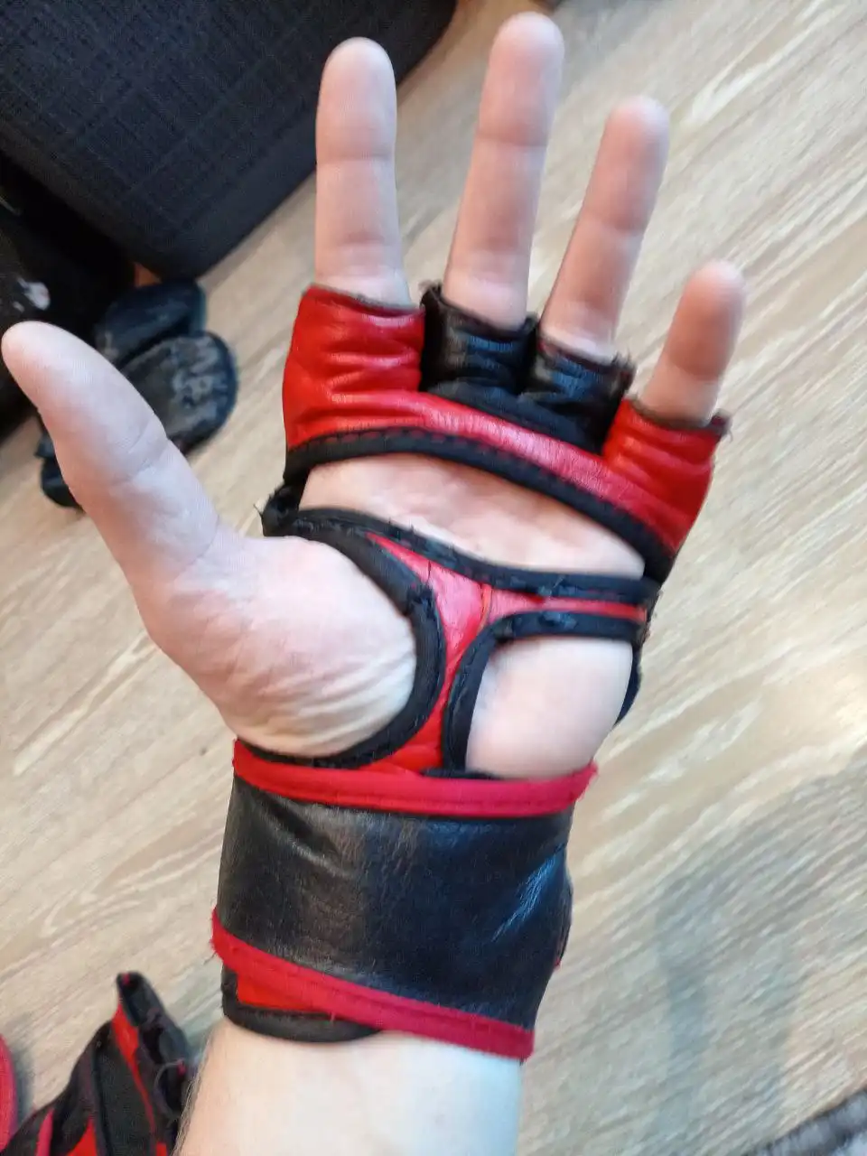 Перчатки б/у для единоборств - Спортивный инвентарь (Хобби и отдых) в Хабаровск