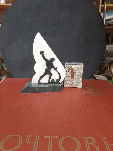 Железный барельеф кузнеца с мраморным пламенем и подставкой из яшмы - Туризм и активный отдых в Владивосток