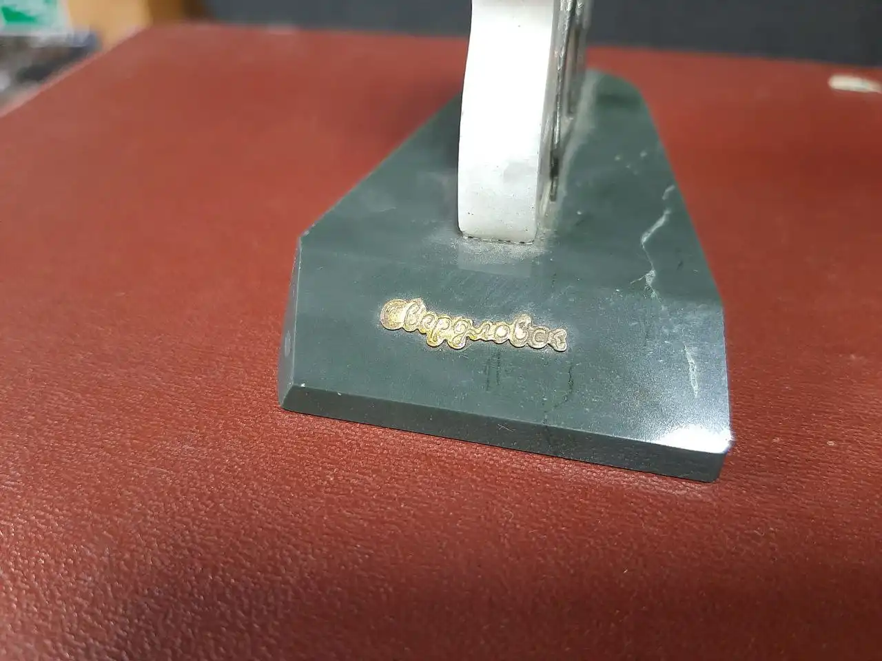 Железный барельеф кузнеца с мраморным пламенем и подставкой из яшмы - Сувениры и коллекционирование (Хобби и отдых) в Владивосток