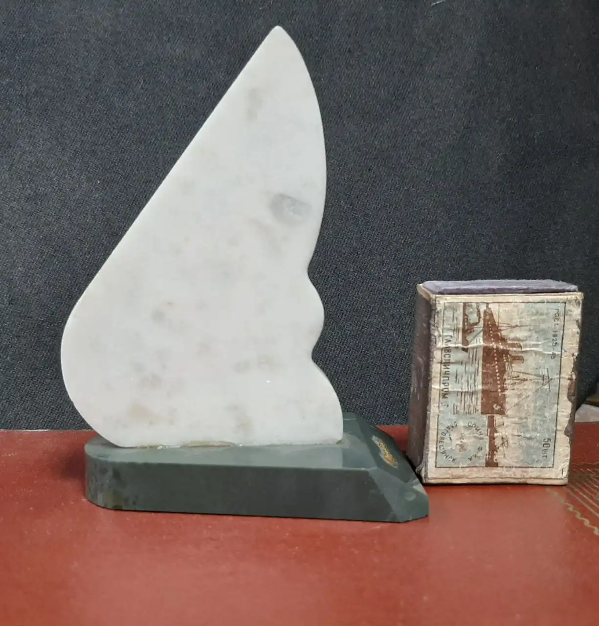 Железный барельеф кузнеца с мраморным пламенем и подставкой из яшмы - Сувениры и коллекционирование (Хобби и отдых) в Владивосток