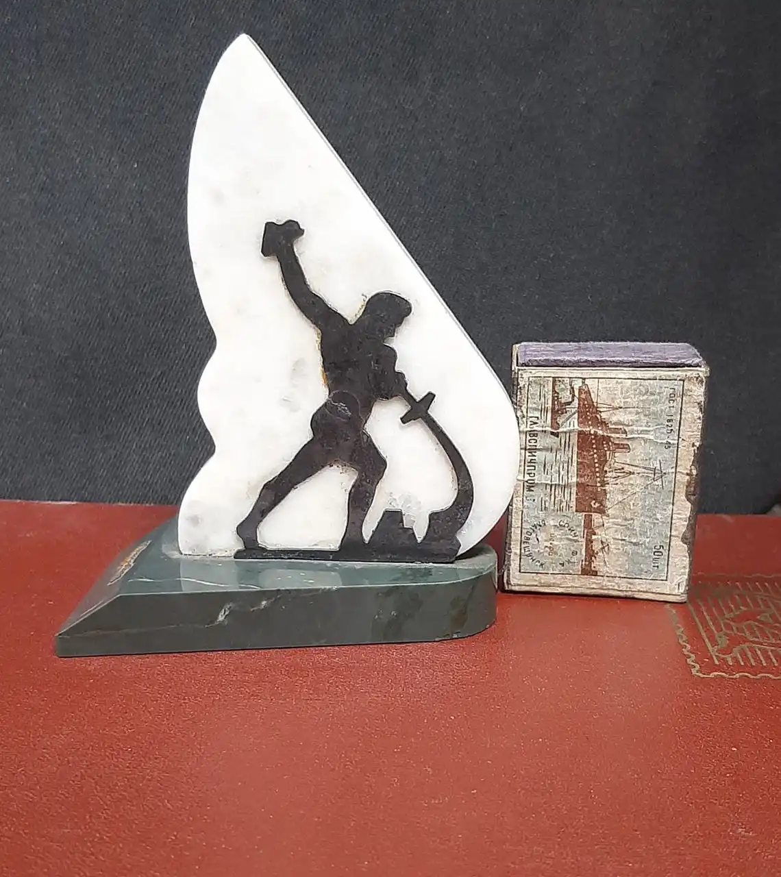 Железный барельеф кузнеца с мраморным пламенем и подставкой из яшмы - Сувениры и коллекционирование (Хобби и отдых) в Владивосток