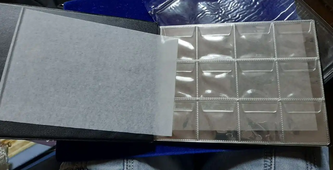 Альбом для монет стандартный 72 ячейки - Нумизматика (Хобби и отдых) в Владивосток