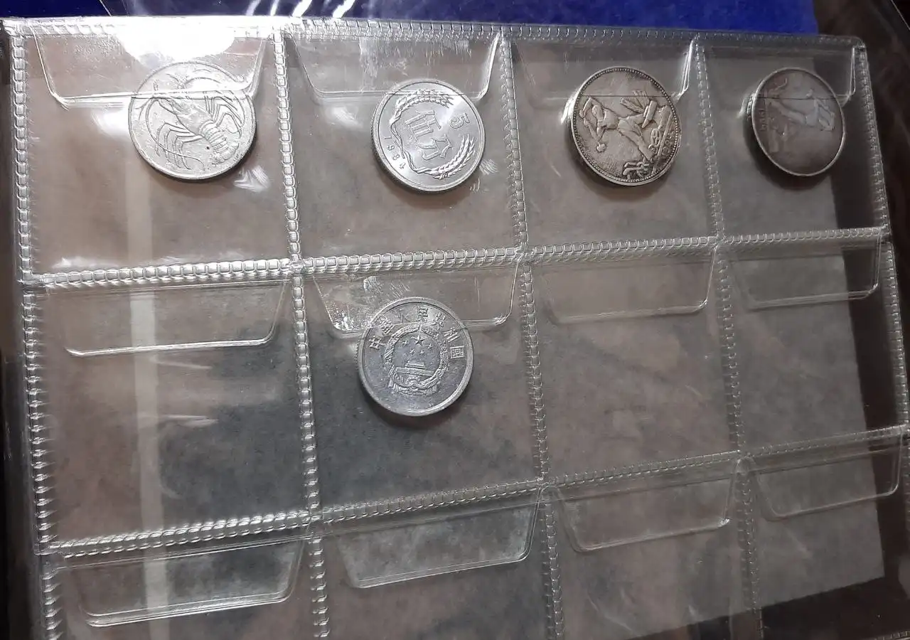 Альбом для монет стандартный 72 ячейки - Нумизматика (Хобби и отдых) в Владивосток