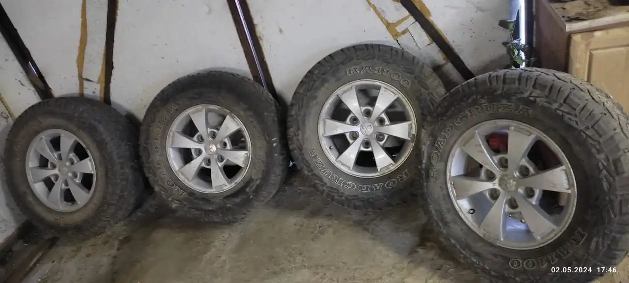 Продам шины с дисками от L200 - Шины и диски (Запчасти) в Хабаровск