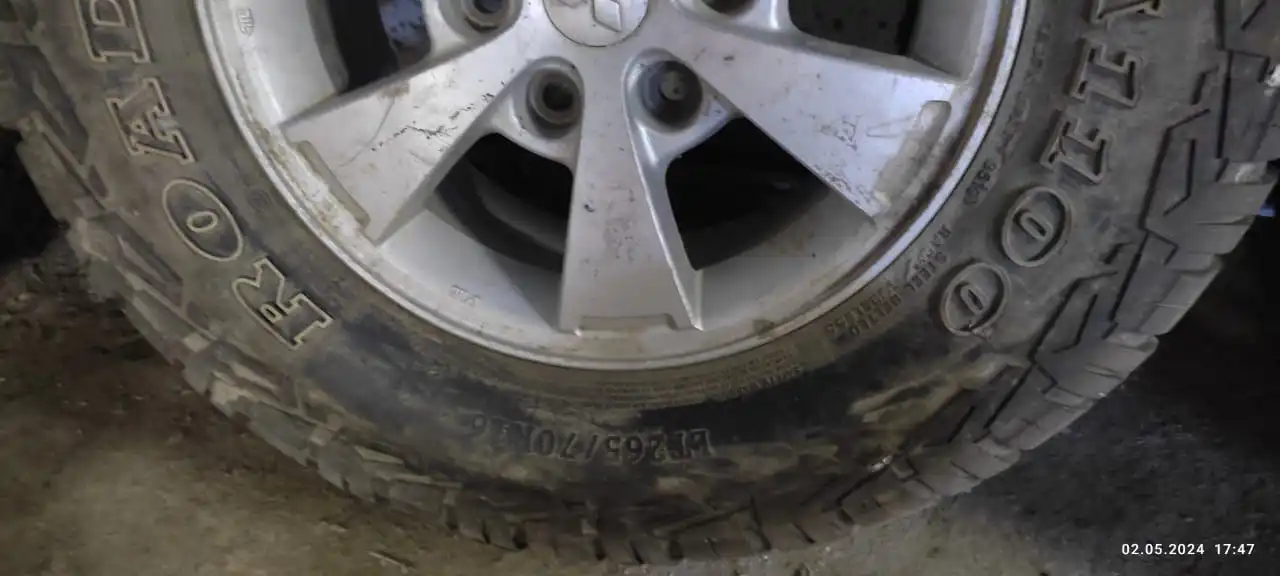 Продам шины с дисками от L200 - Шины и диски (Запчасти) в Хабаровск