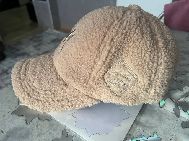 Продажа демисезонной кепки бежевого цвета - Футболки в Хабаровск