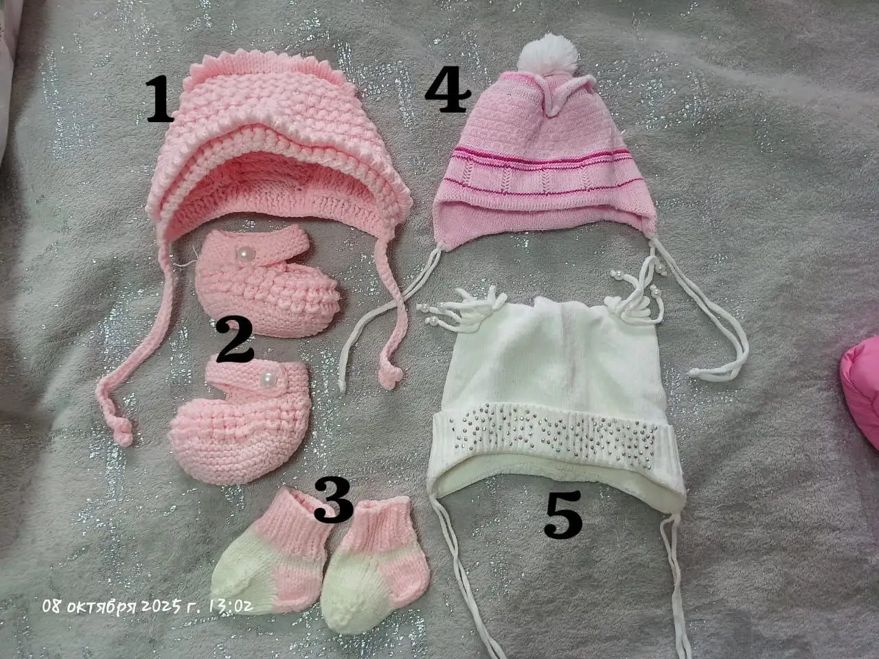 Шапочки пинетки и носочки на новорождённую размер 40-42 - Одежда для новорожденных (Товары для детей) в Хабаровск