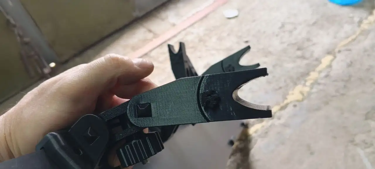 Продам фейринг (спойлер) для рейлингов на крышу авто - Запчасти (Авто) в Хабаровск