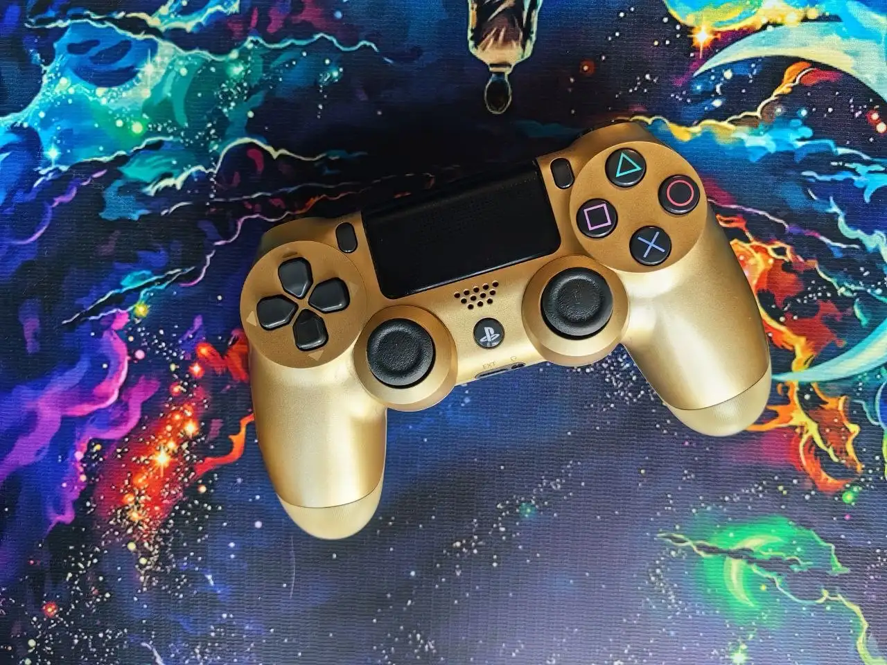 Продам оригинальный Dualshock 4 v2 Gold в Хабаровске - Геймерские товары (Электроника) в Хабаровск