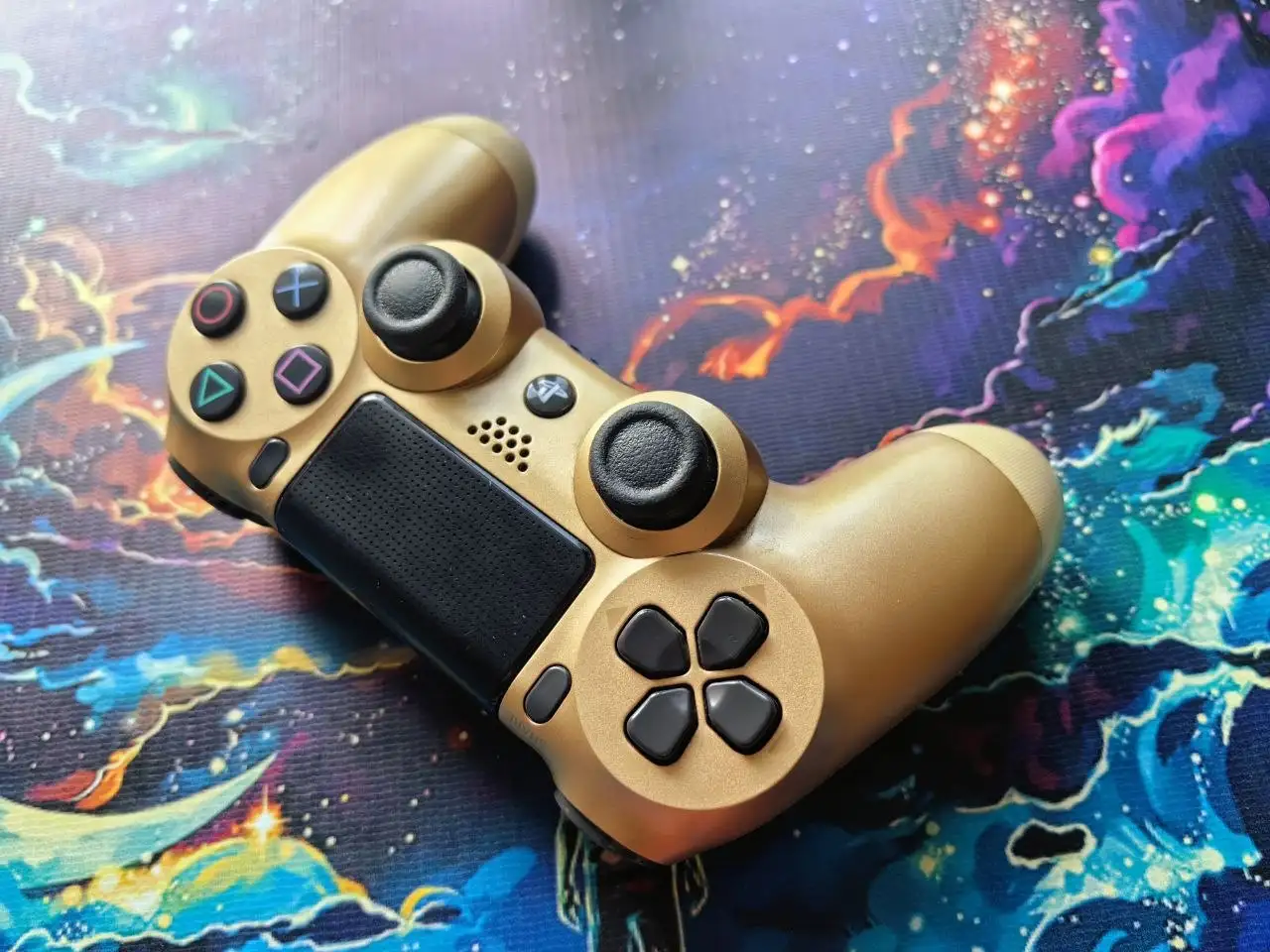 Продам оригинальный Dualshock 4 v2 Gold в Хабаровске - Геймерские товары (Электроника) в Хабаровск