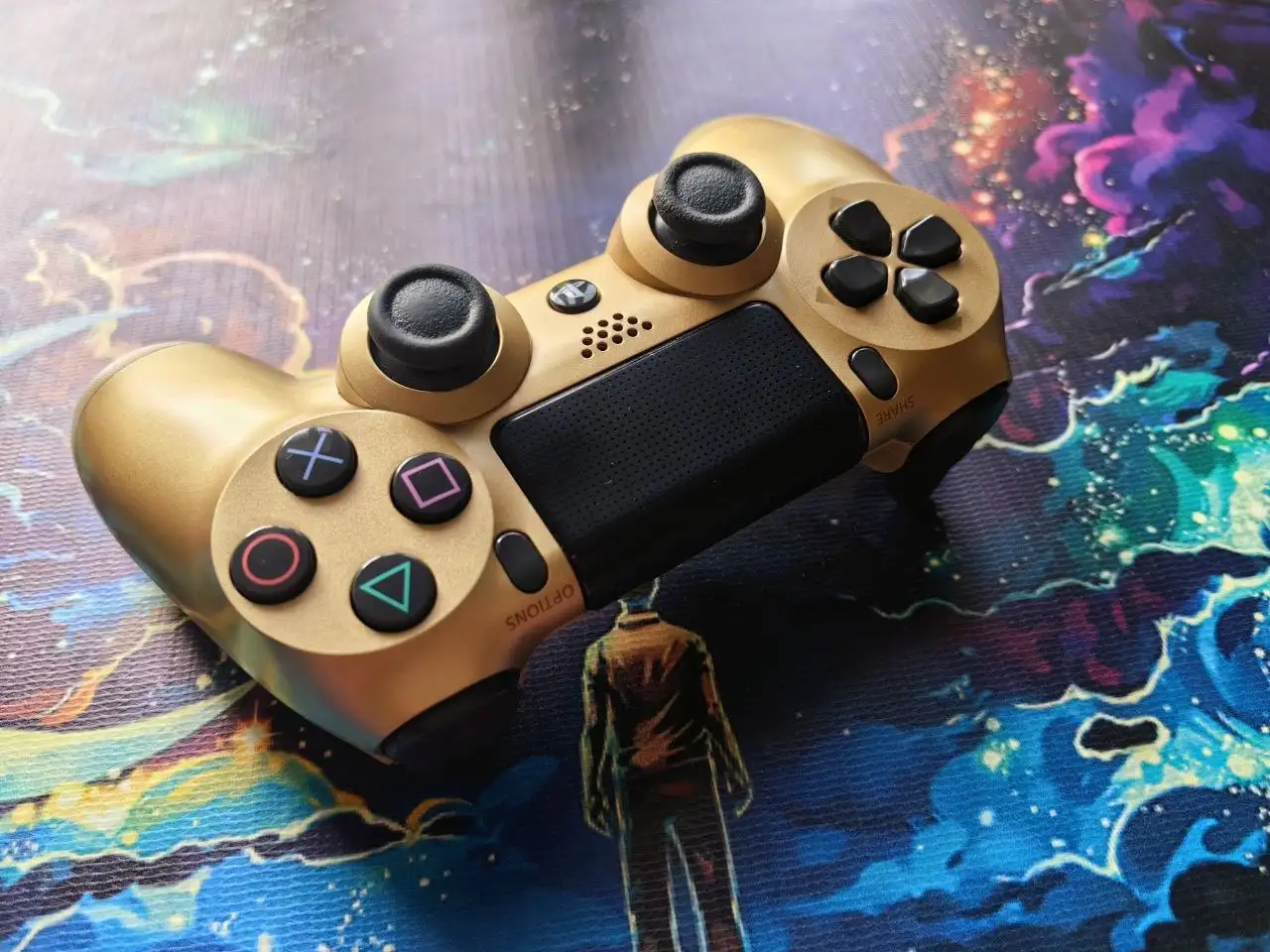 Продам оригинальный Dualshock 4 v2 Gold в Хабаровске - Геймерские товары (Электроника) в Хабаровск
