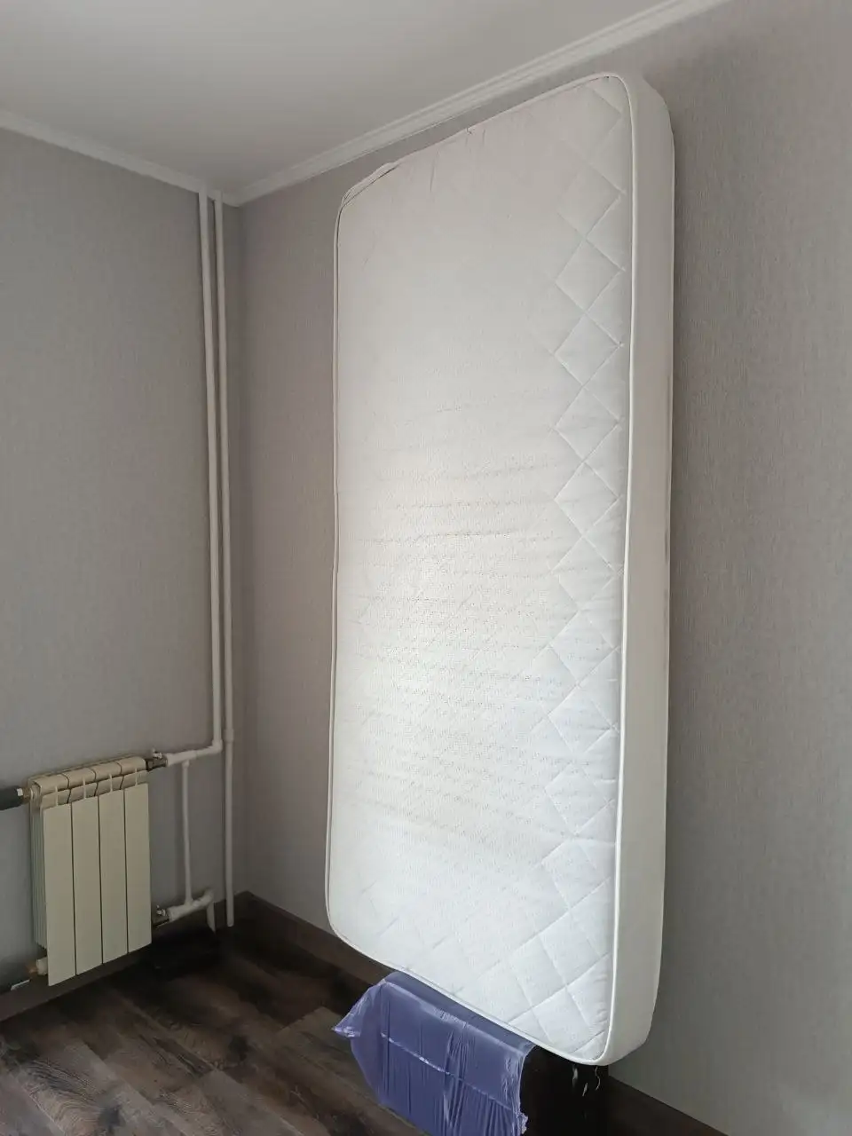 Продам кровать с матрасом - Мебель (Барахолка) в Хабаровск