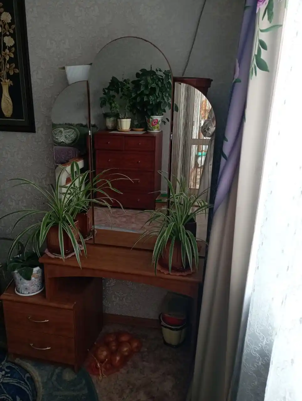 Продам трюмо с зеркалом