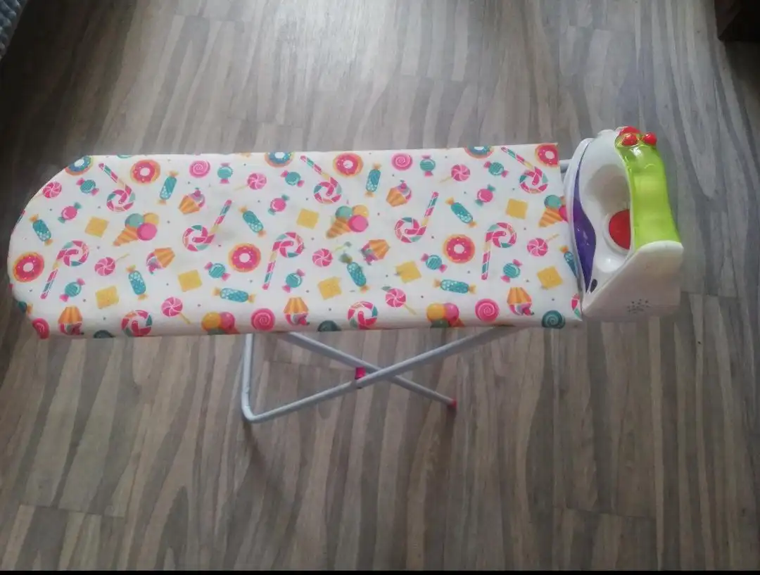 Детская гладильная доска и утюг на батарейках