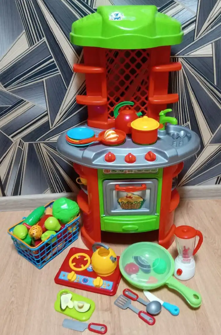 Продам детскую кухню с аксессуарами