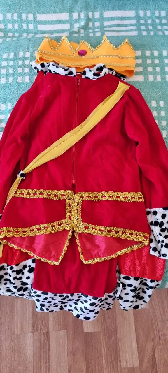 Продажа новогодних костюмов короля и мушкетера