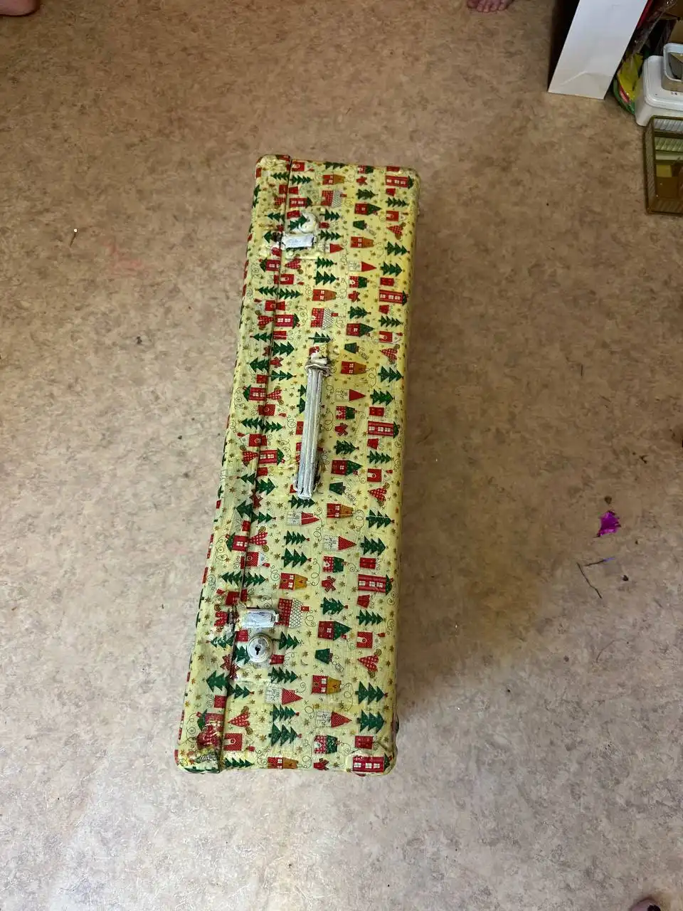 Декоративный чемодан