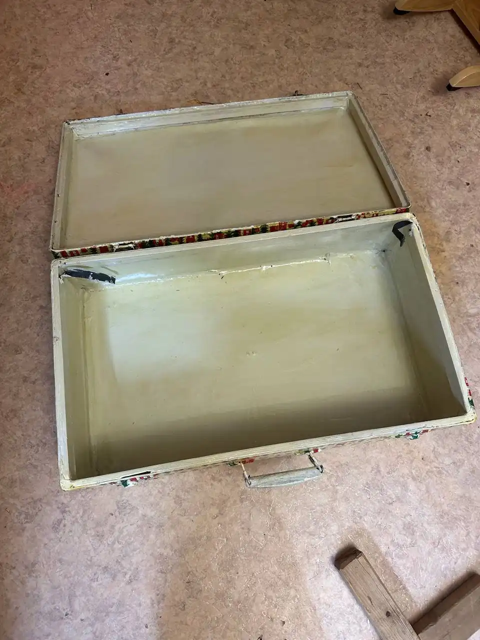 Декоративный чемодан