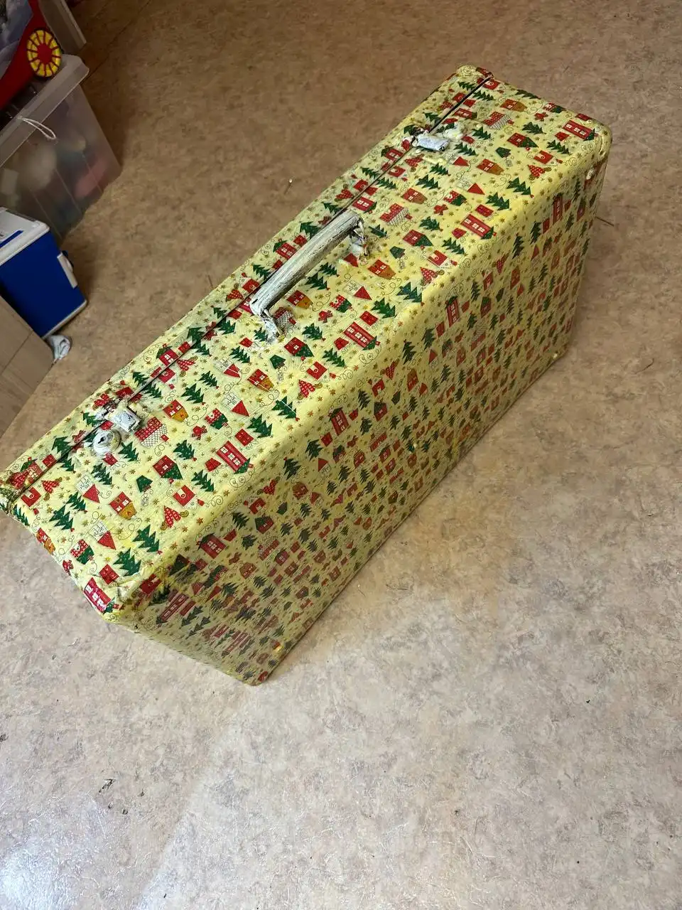 Декоративный чемодан