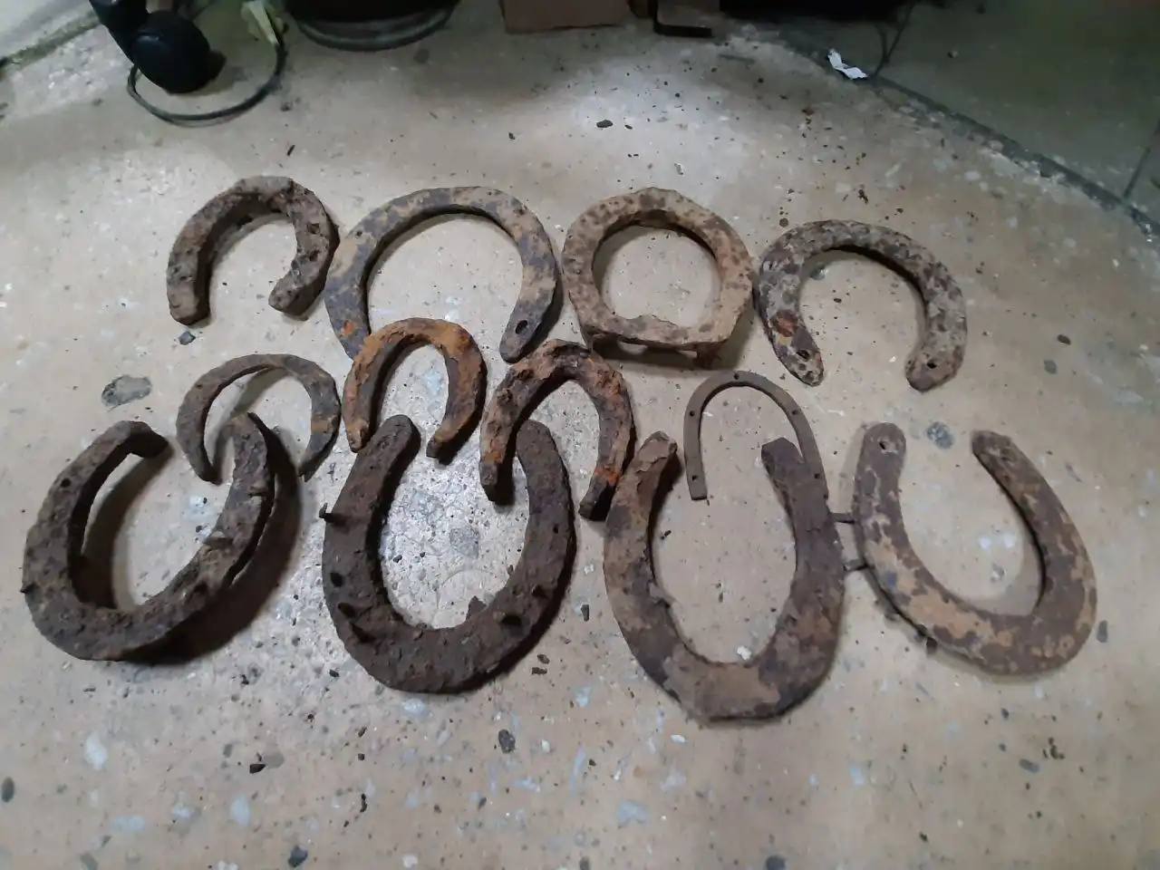Коллекция ржавых подков для сувениров