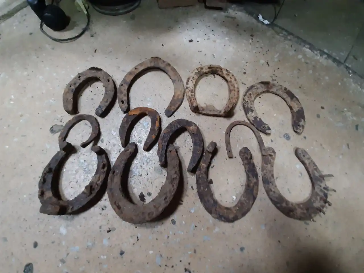 Коллекция ржавых подков для сувениров