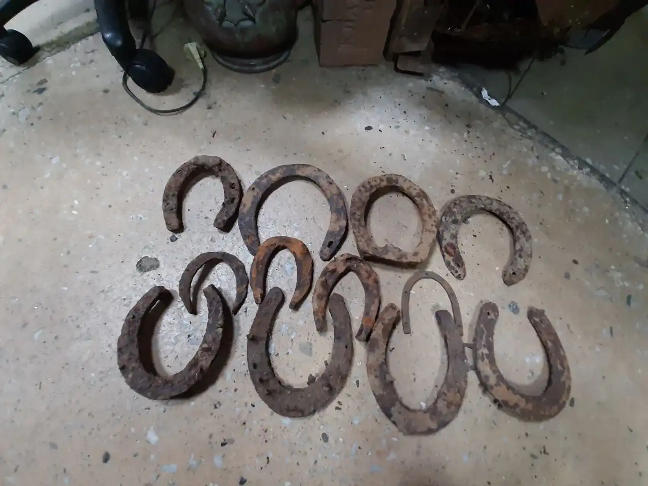 Коллекция ржавых подков для сувениров