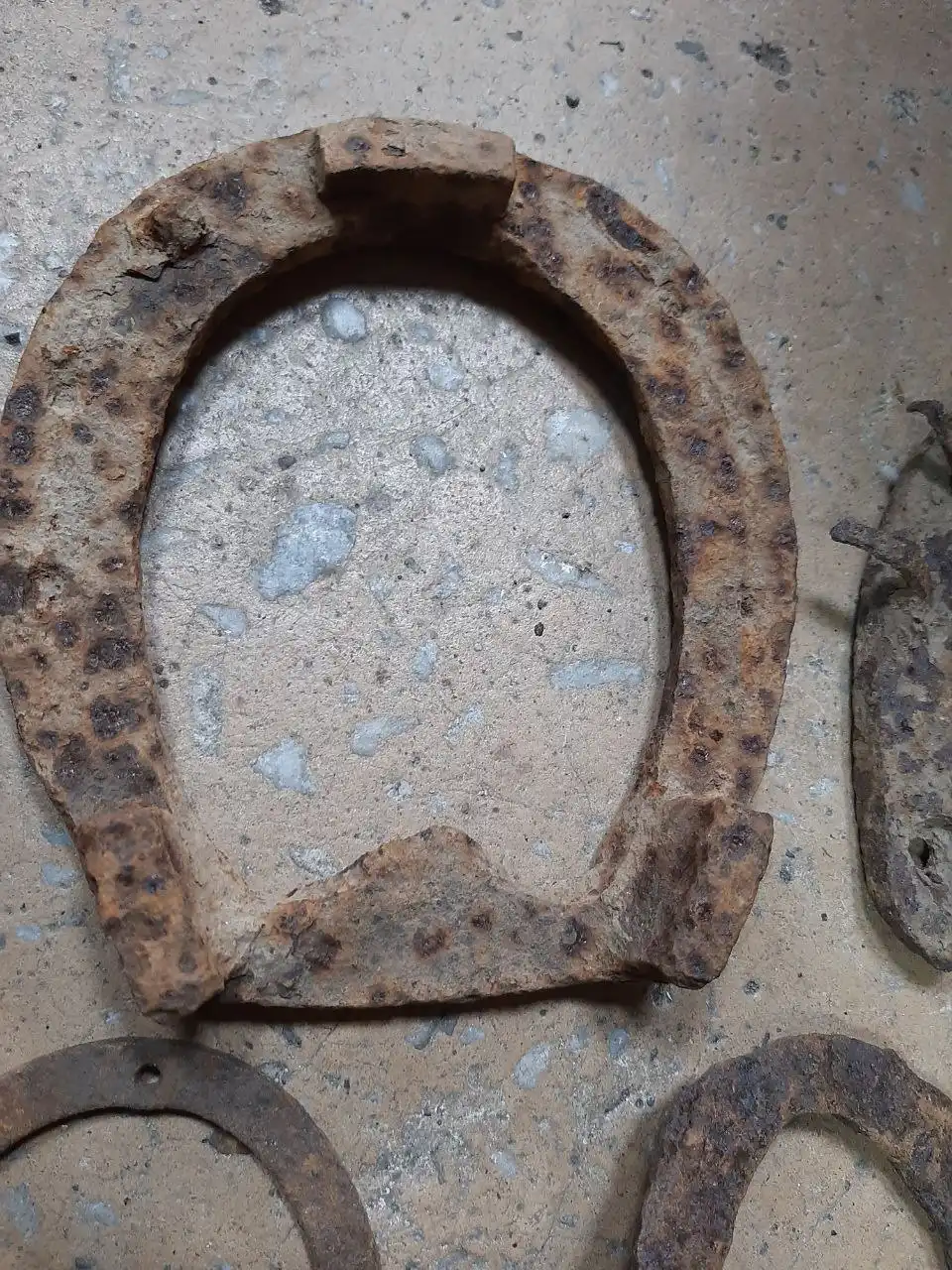 Коллекция ржавых подков для сувениров