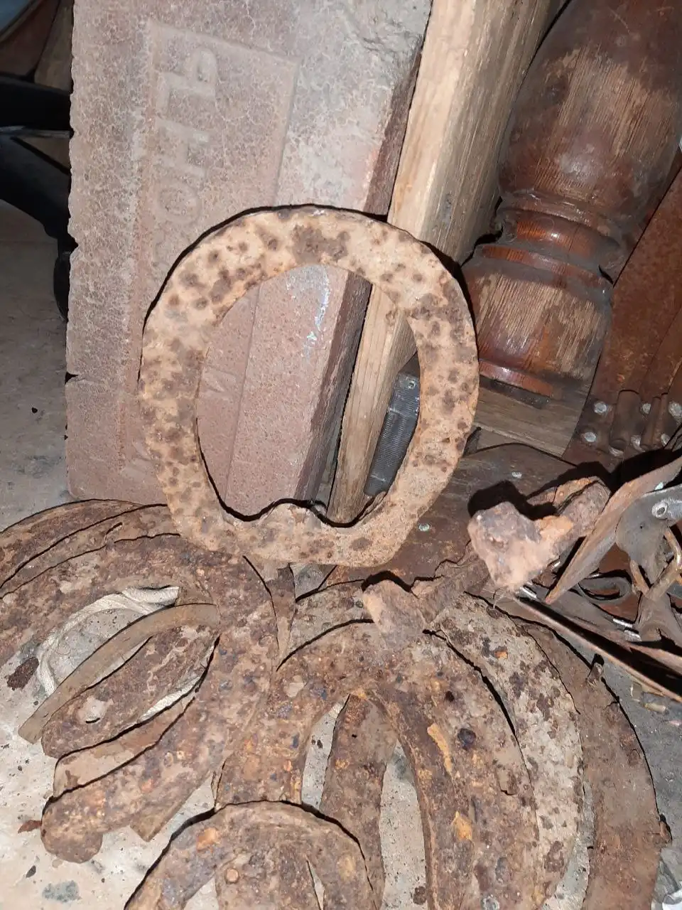 Коллекция ржавых подков для сувениров