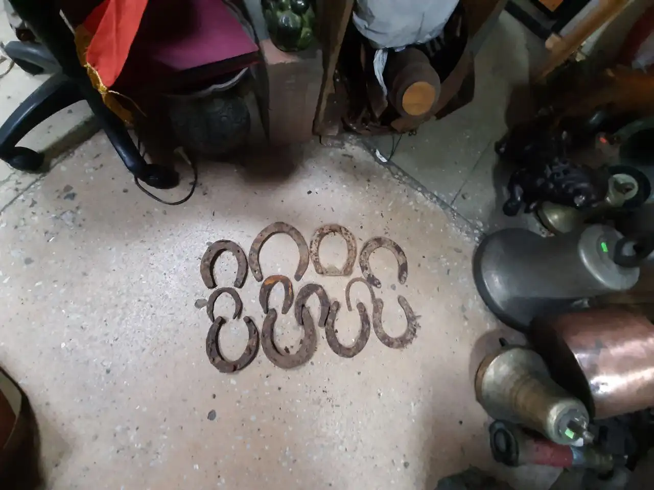 Коллекция ржавых подков для сувениров