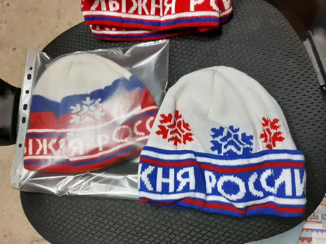 Вязаная зимняя шапочка для спорта с лыжной символикой - Одежда в Владивосток