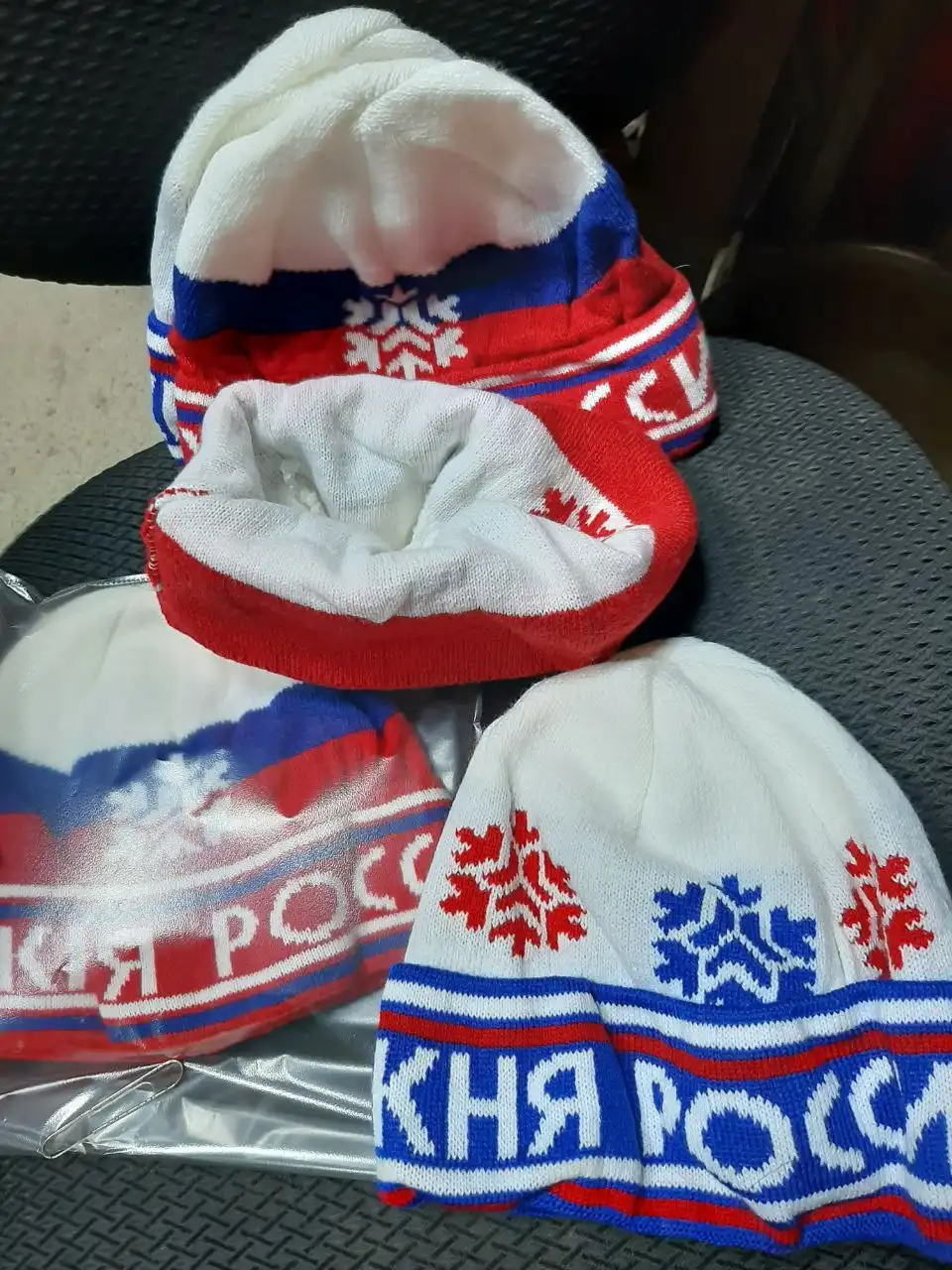 Вязаная зимняя шапочка для спорта с лыжной символикой