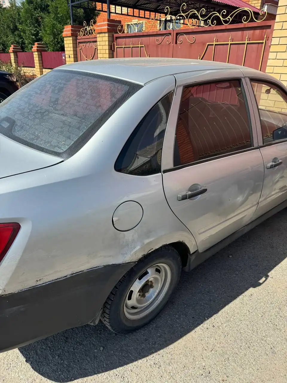 Автомобиль 2012 года с незначительными кузовными работами