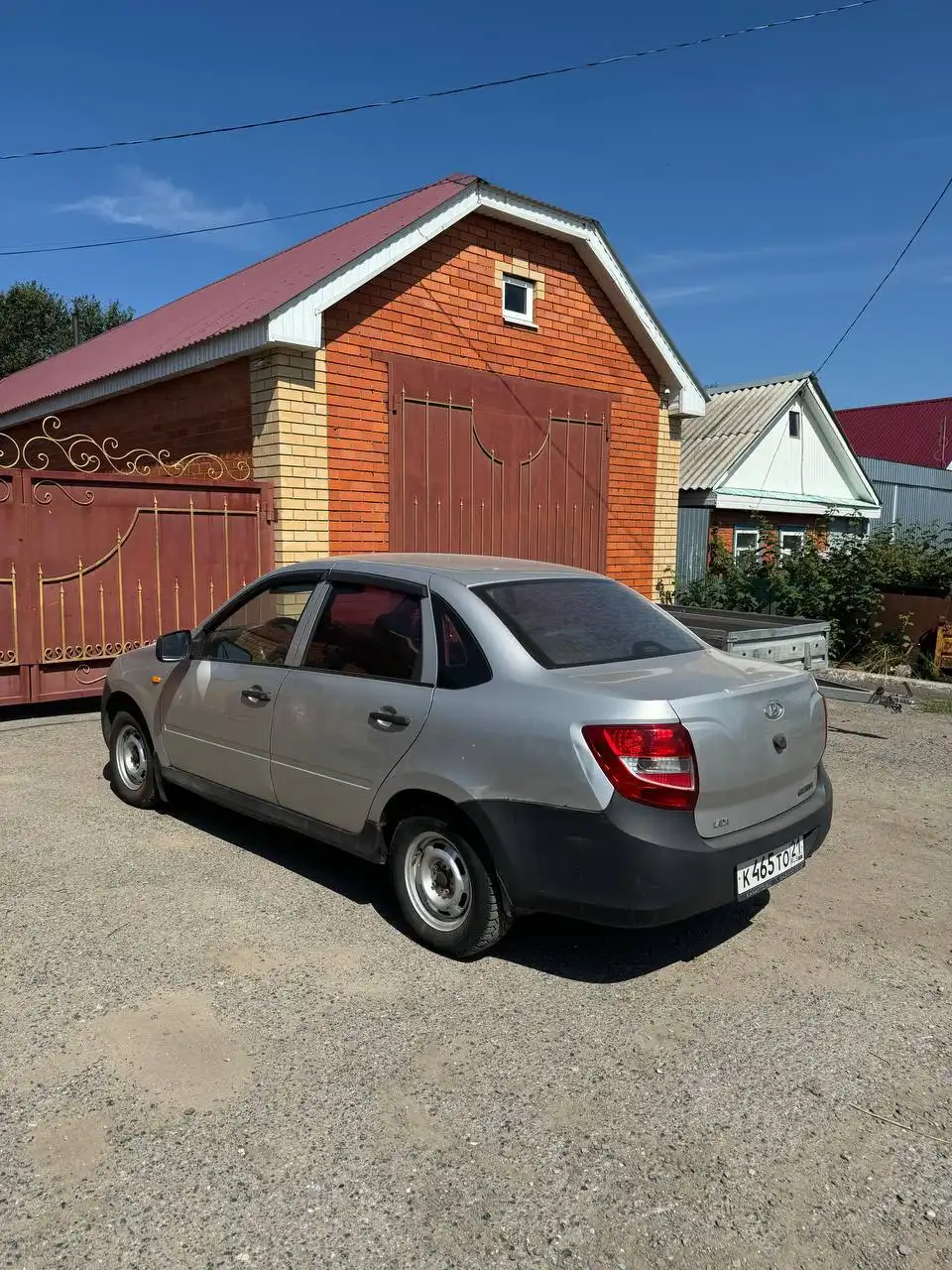 Автомобиль 2012 года с незначительными кузовными работами